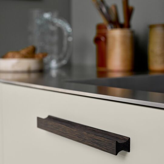 houten handgreep zwarte keuken met hout